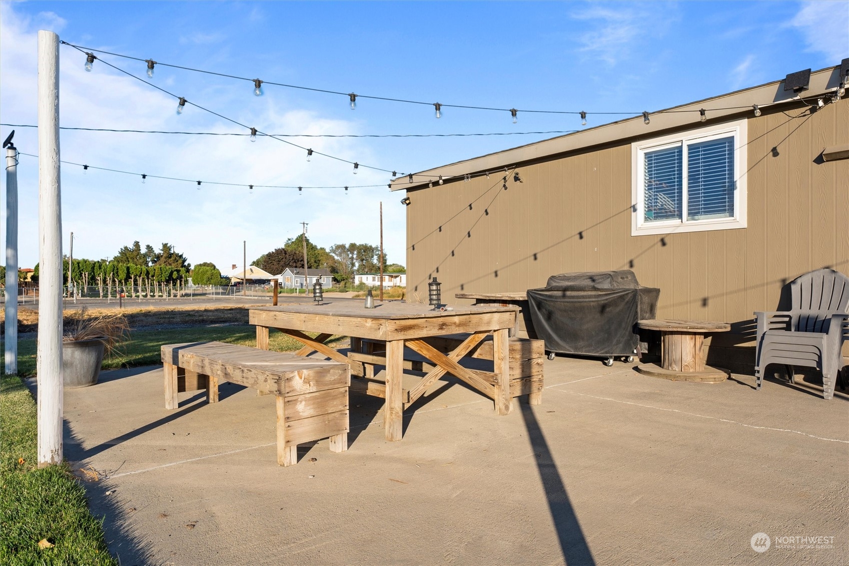698 South Canal Road Othello, WA 99344 - Photo 33 of 40 a view of a patio with table and chairs