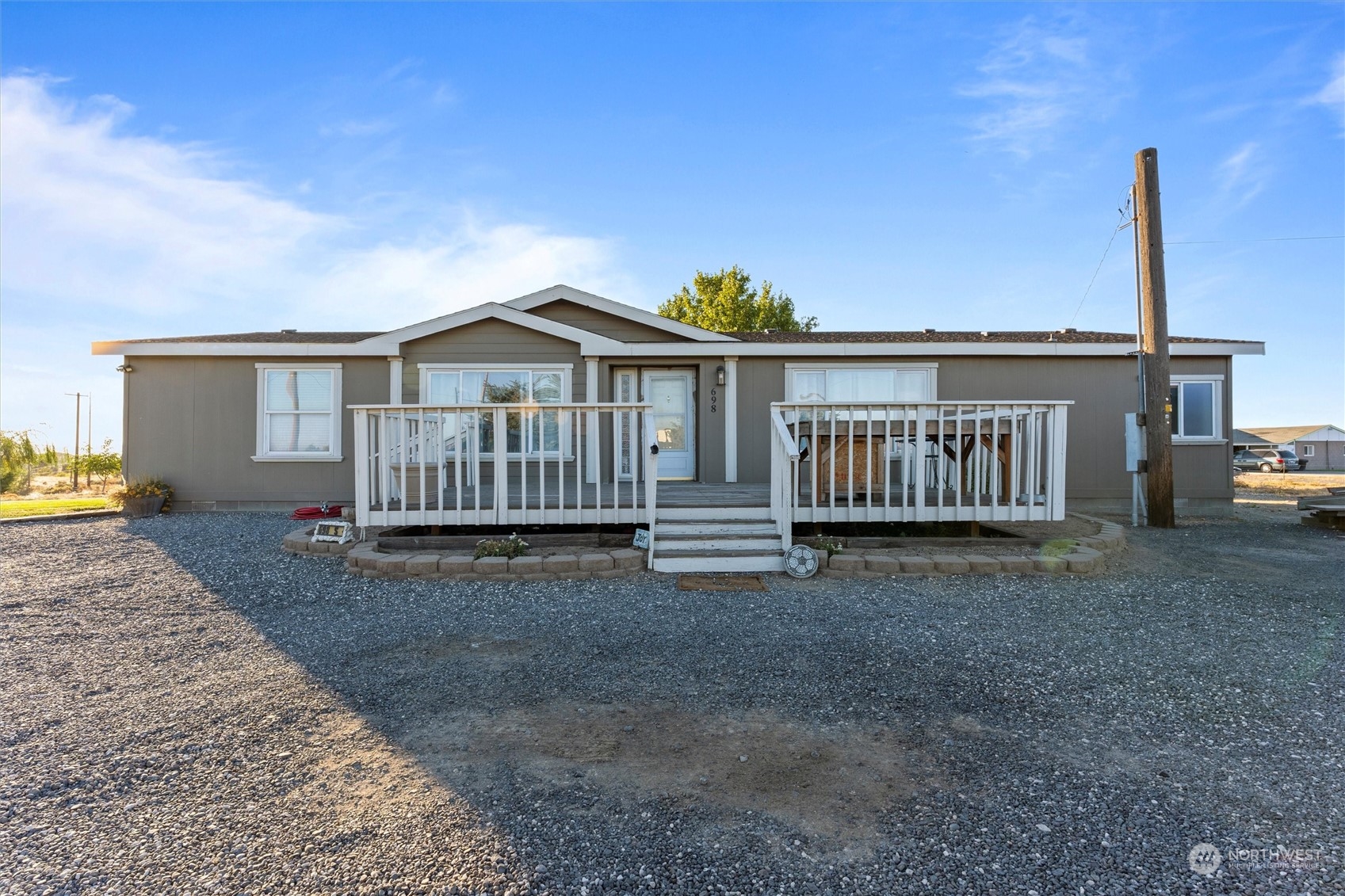 698 South Canal Road Othello, WA 99344 - Photo 7 of 40 a view of front of house with a yard