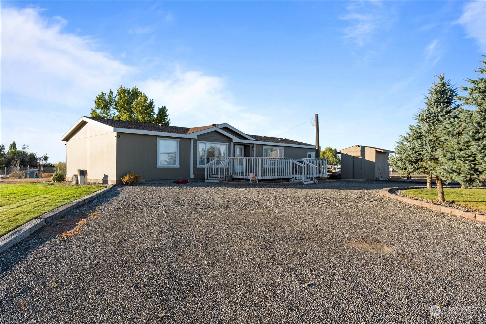 698 South Canal Road Othello, WA 99344 - Photo 8 of 40 a view of a house with backyard and garden