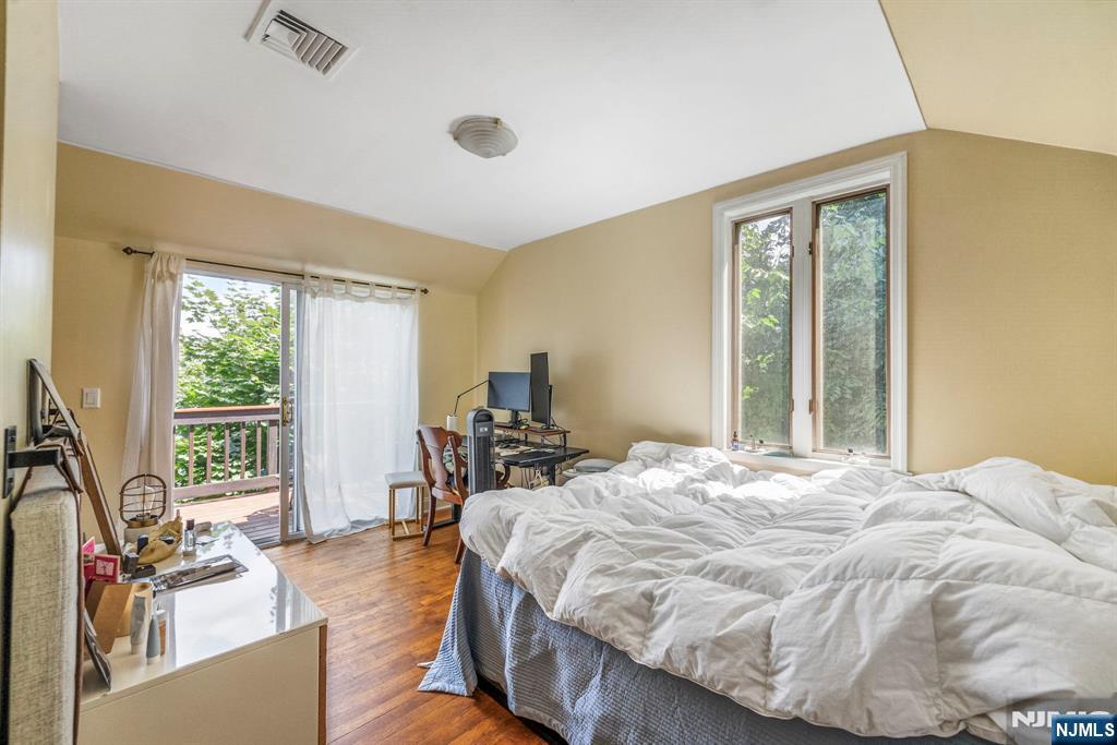 8 Old Wood Road Edgewater, NJ 07020 - Photo 13 of 25