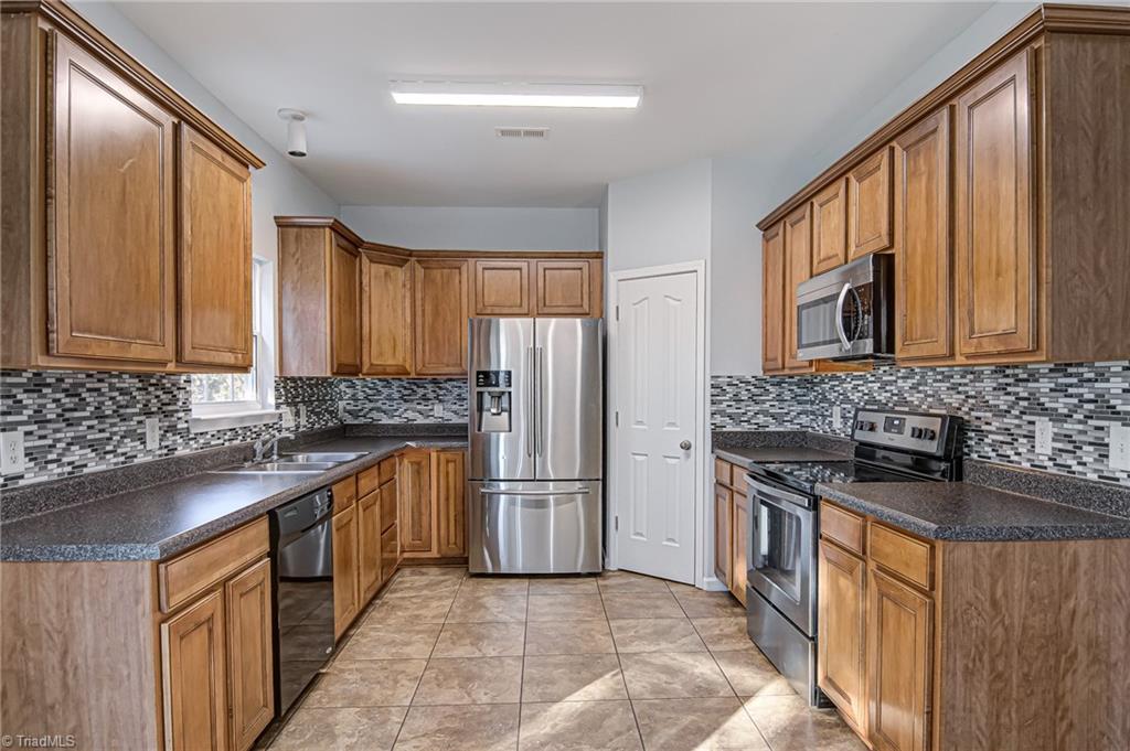 873 Hedgepath Terrace High Point, NC 27265 - Photo 16 of 41 Gallery Image 16