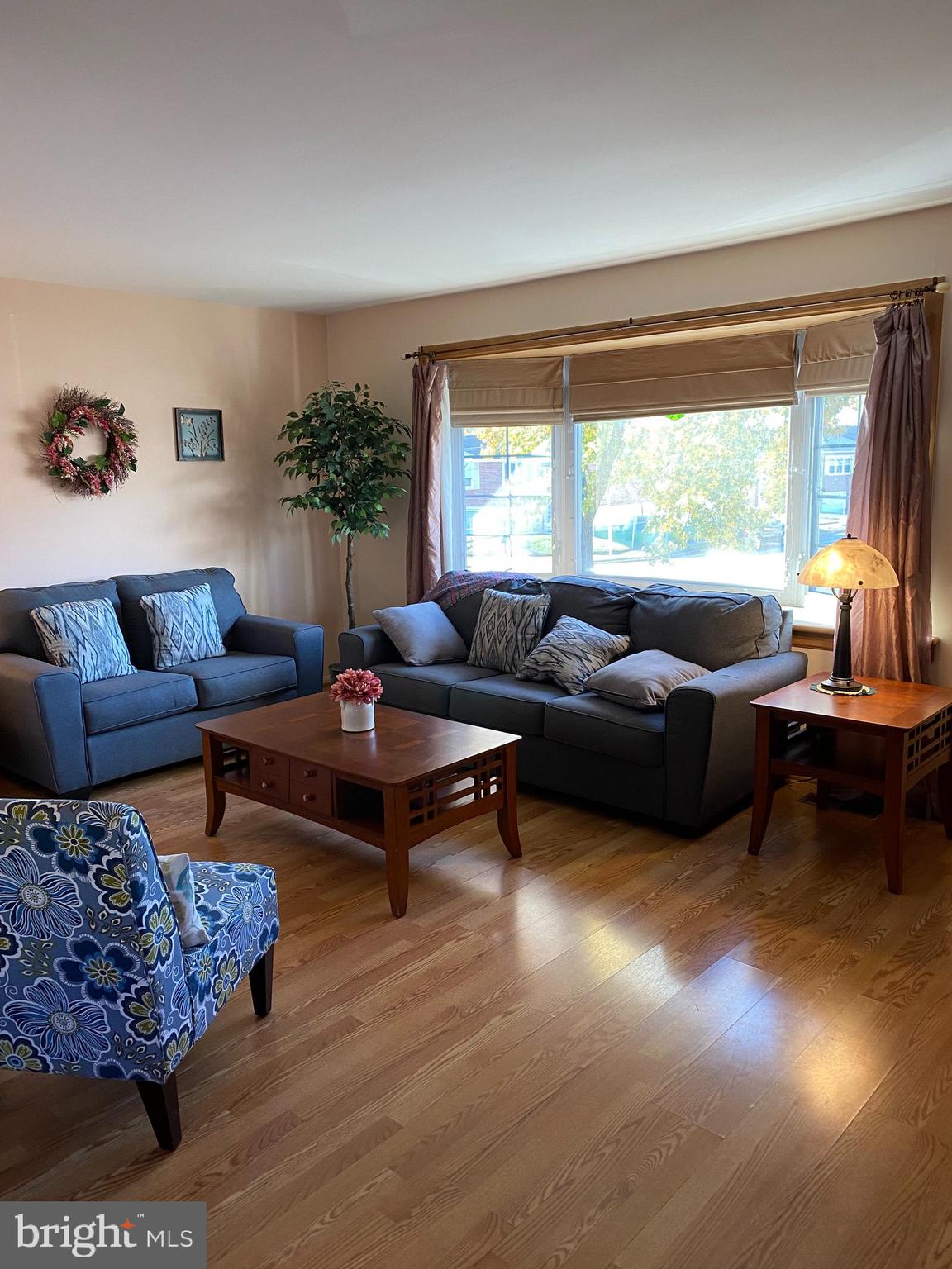 3881 Fairdale Road Philadelphia, PA 19154 - Photo 23 of 27 Living Room