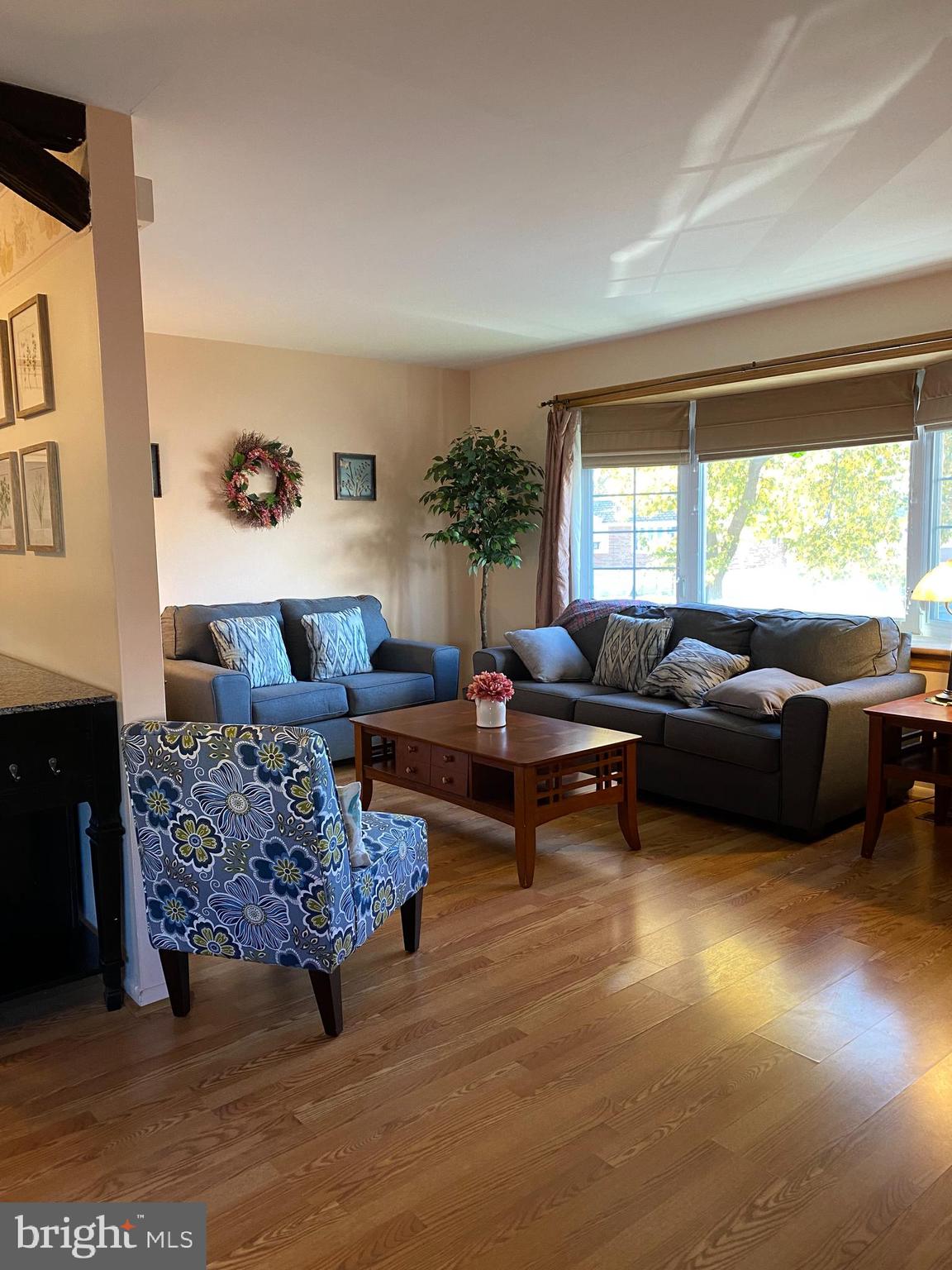 3881 Fairdale Road Philadelphia, PA 19154 - Photo 4 of 27 Living Room