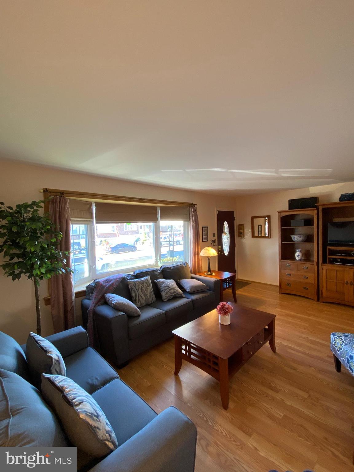 3881 Fairdale Road Philadelphia, PA 19154 - Photo 5 of 27 Living Room