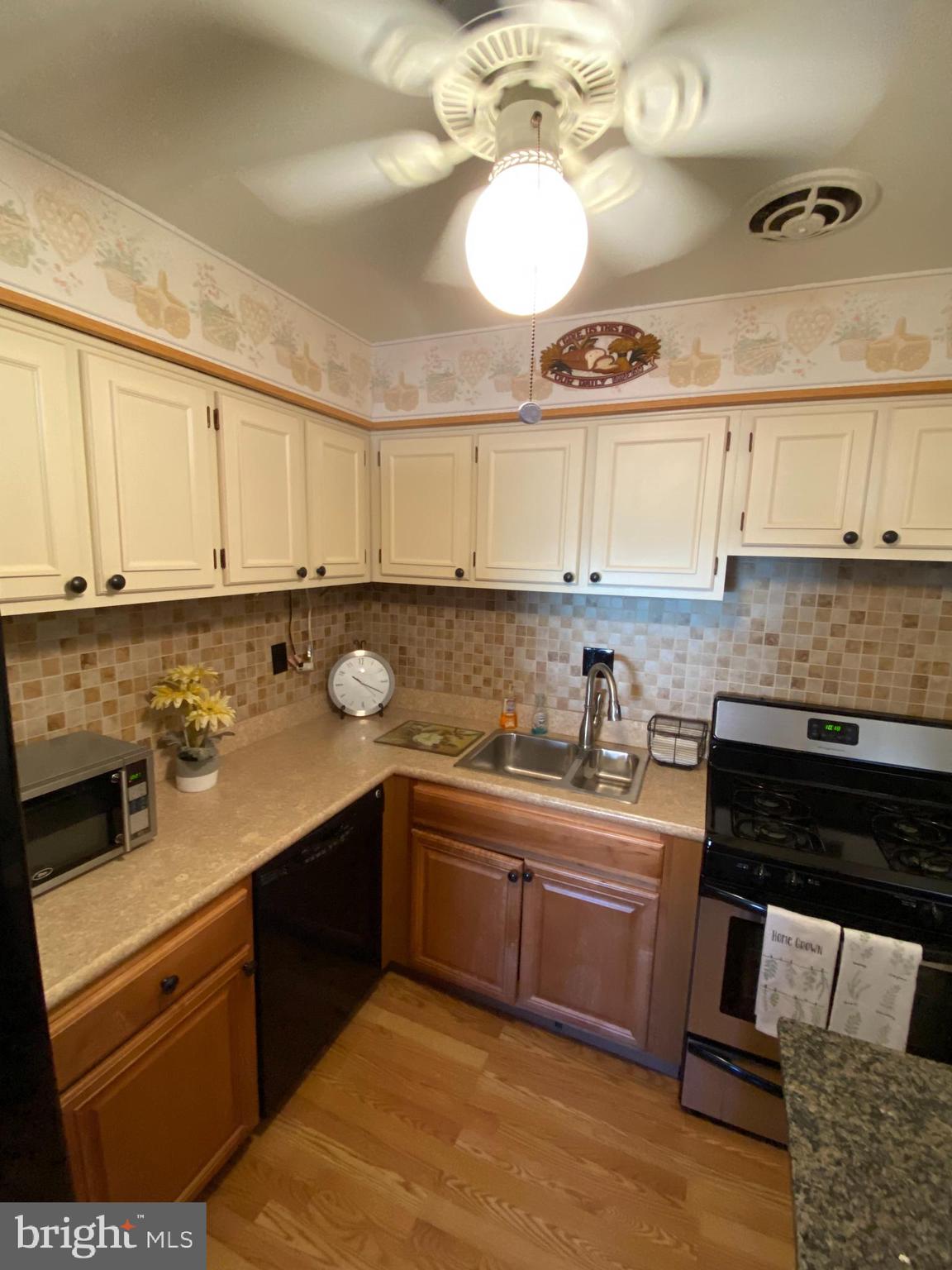 3881 Fairdale Road Philadelphia, PA 19154 - Photo 9 of 27 Kitchen