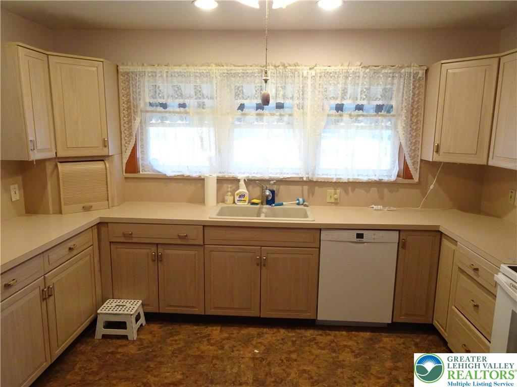 2012 Kemmerer Street Bethlehem, PA 18017 - Photo 8 of 25