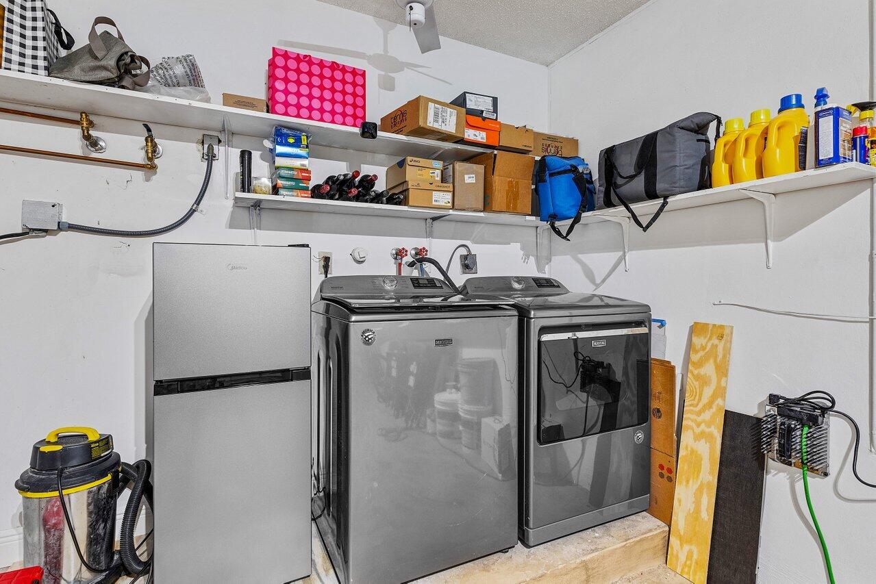 11099 Highland Circle Boca Raton, FL 33428 - Photo 23 of 50 Laundry/Garage