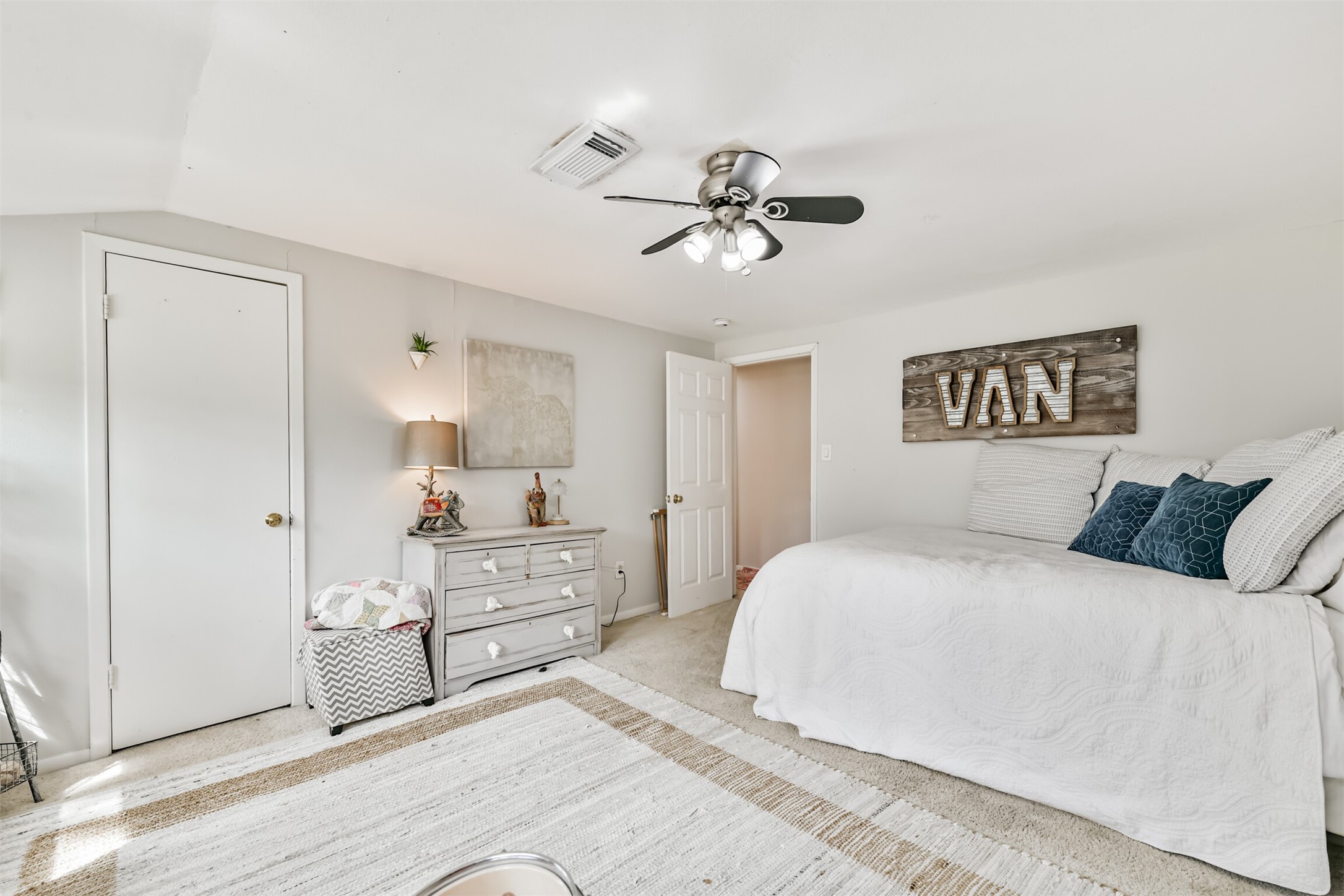 1723 Capstan Road Houston, TX 77062 - Photo 28 of 43 Versatile additional bedoorm or study that can accommodate work, hobbies, or a playroom.