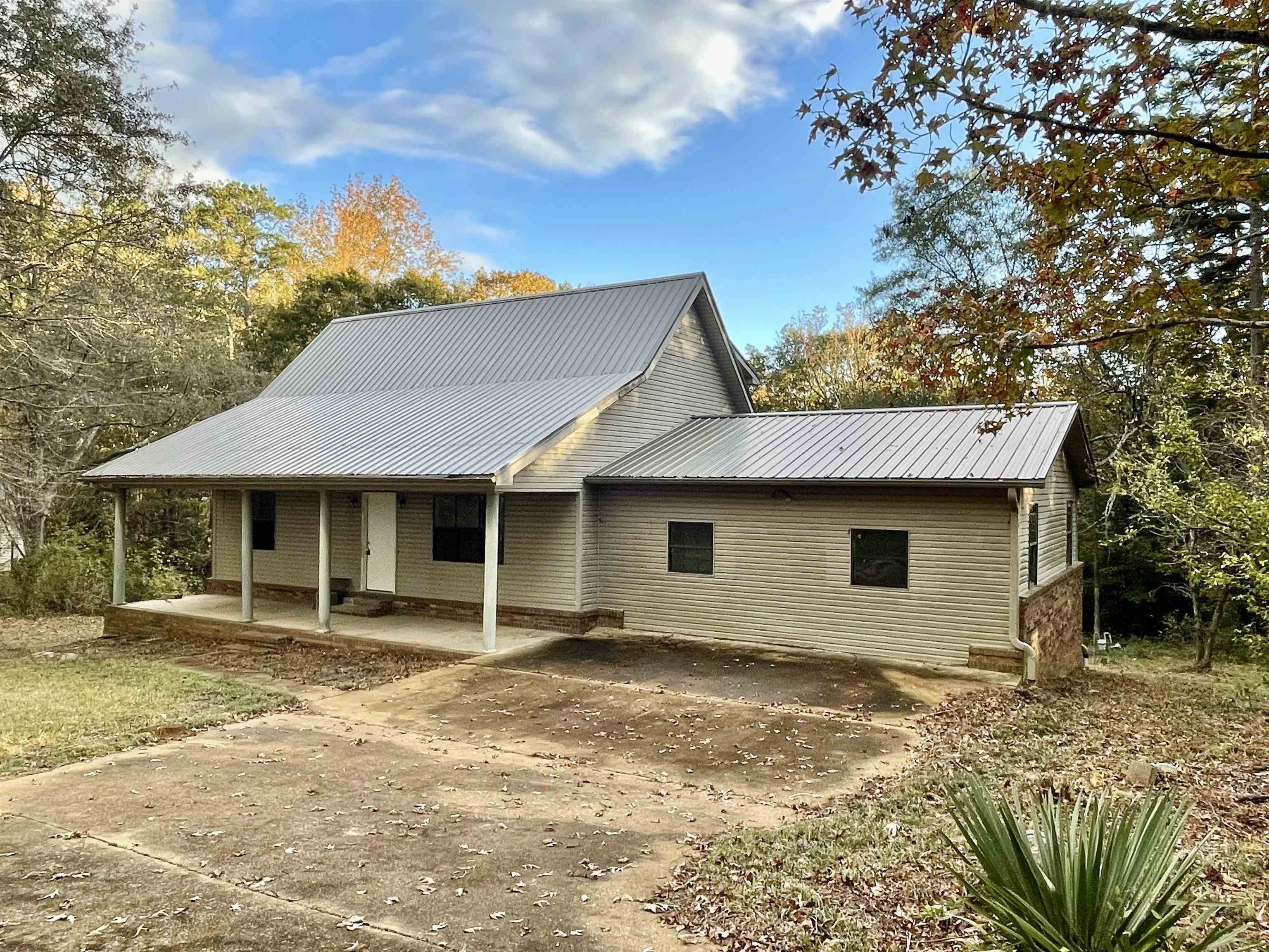 26 Cr 341 Road Iuka, MS 38852 - Photo 20 of 21 a front view of a house with a garden