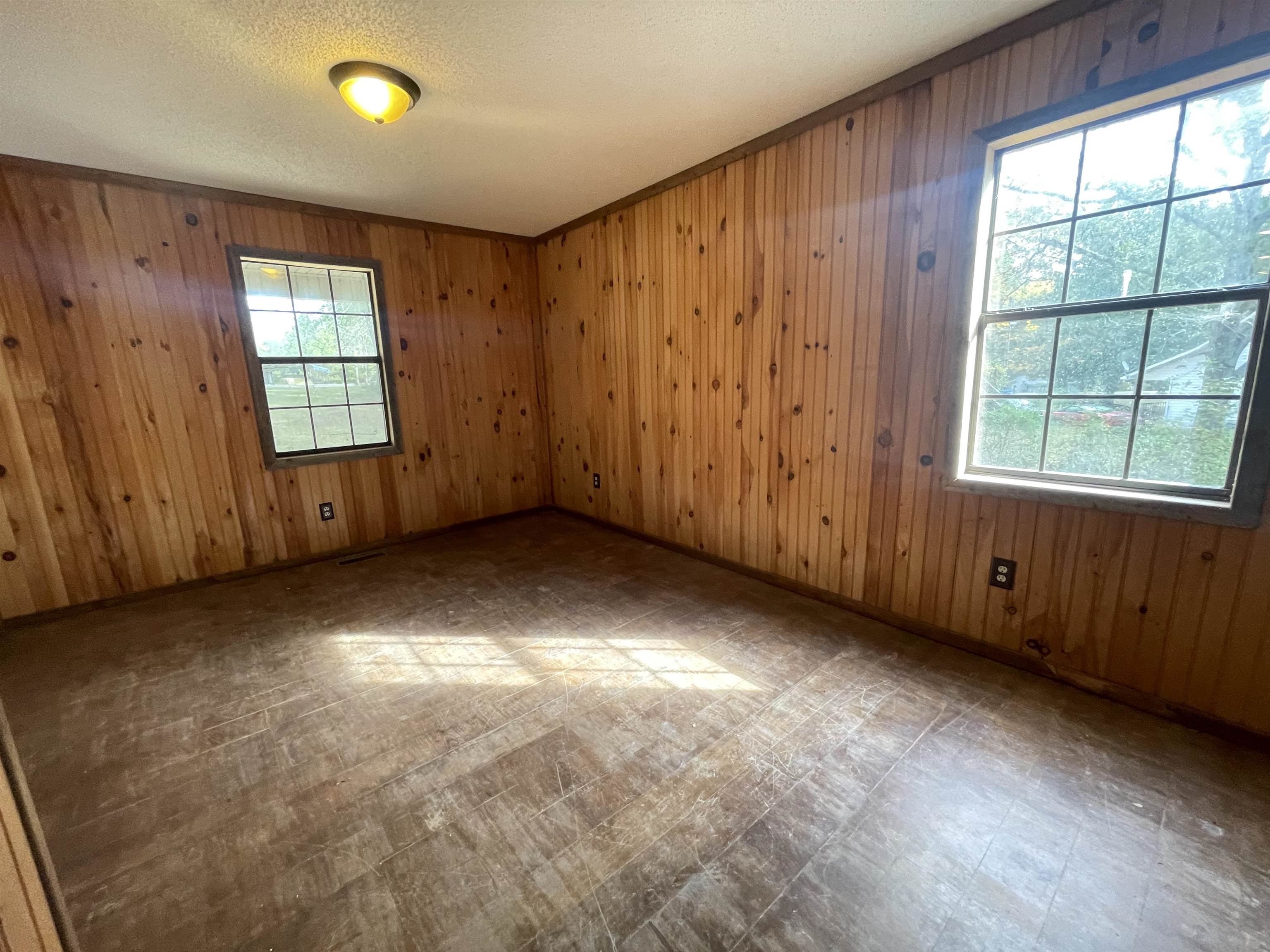 26 Cr 341 Road Iuka, MS 38852 - Photo 7 of 21 an empty room with windows