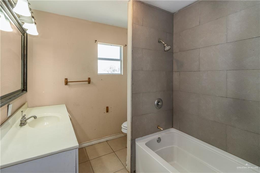 21440 Sunflower Road Edinburg, TX 78542 - Photo 6 of 25 a bathroom with a sink a bathtub and shower