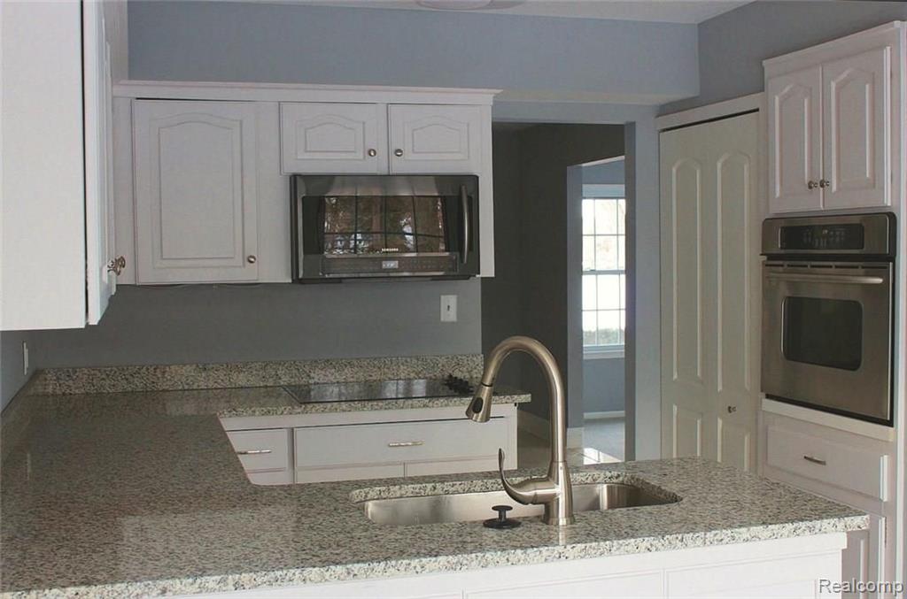 30164 Fox Grove Road Farmington Hills, MI 48334 - Photo 5 of 21