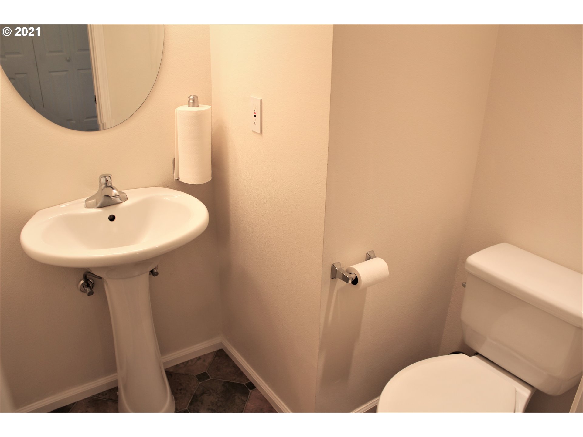 1386 Thompson Road Woodburn, OR 97071 - Photo 11 of 24 Gallery Image 11