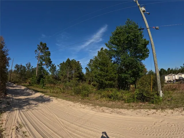a flower garden is sitting in the middle of a yard