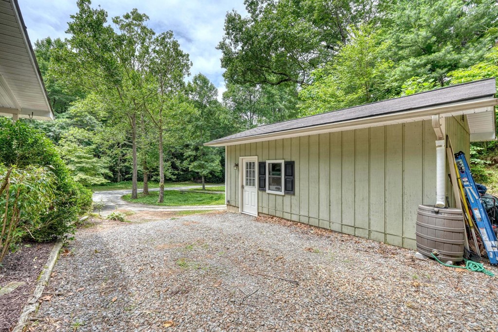 14 Priscilla Lane Murphy, NC 28906 - Photo 26 of 42 a view of backyard with potted plants and large tree