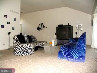 8702 Autumn Road Philadelphia, PA 19115 - Photo 2 of 6 Gallery Image 2