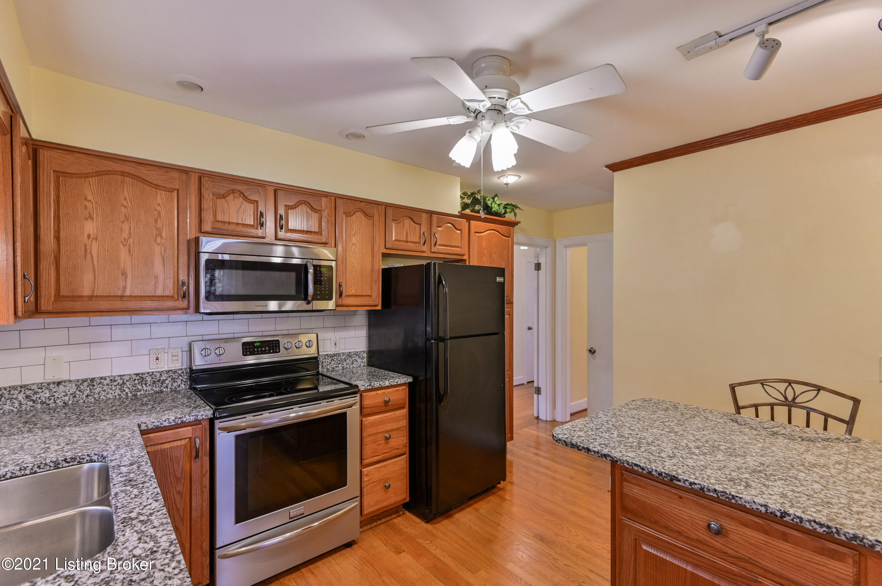 218 Ring Road Louisville, KY 40207 - Photo 18 of 48 021 - 20210311 2332