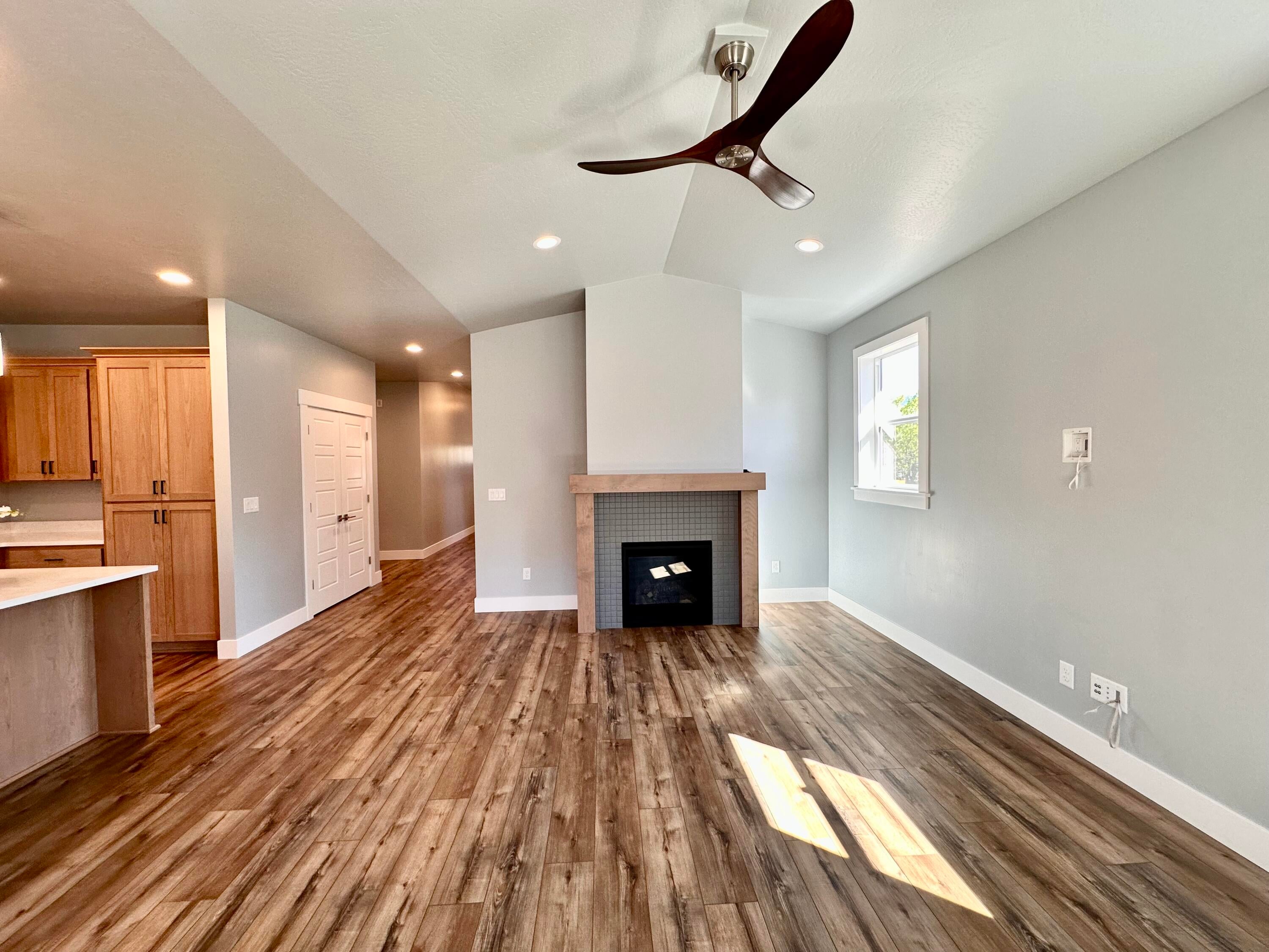 324 Randy Street Ashland, OR 97520 - Photo 2 of 35 Living Area