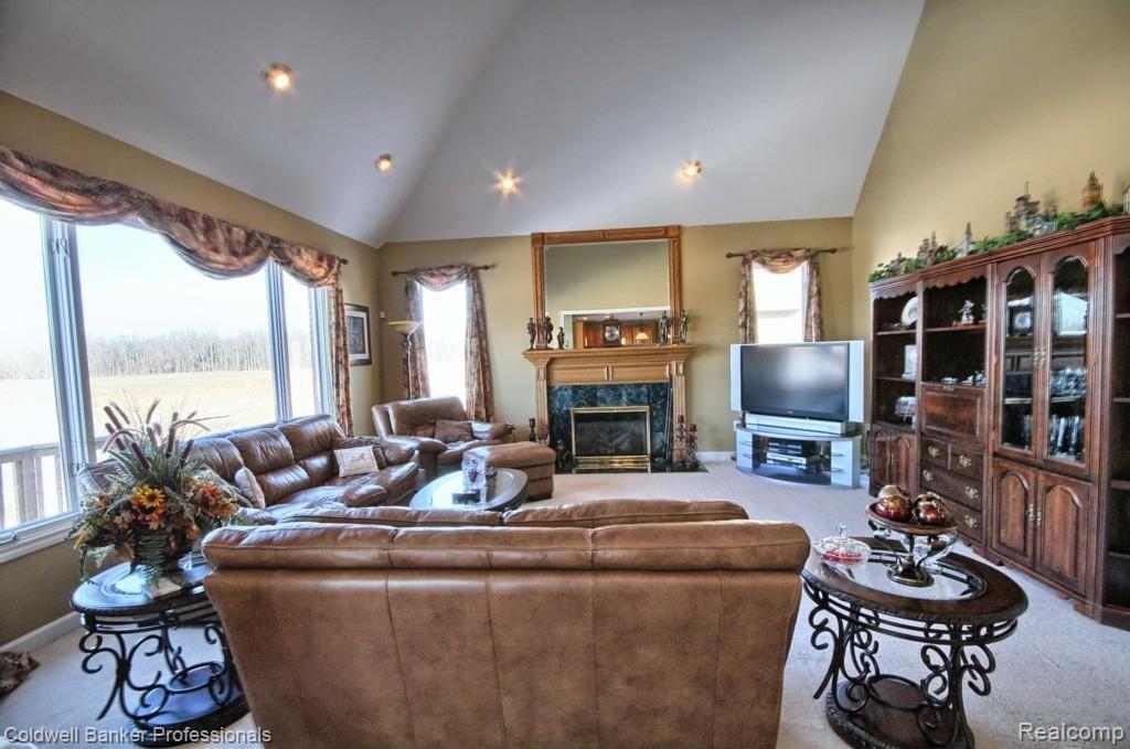 3876 Fawn Drive Rochester, MI 48306 - Photo 16 of 43 Great Room 20 x20. with Gas Fireplace.