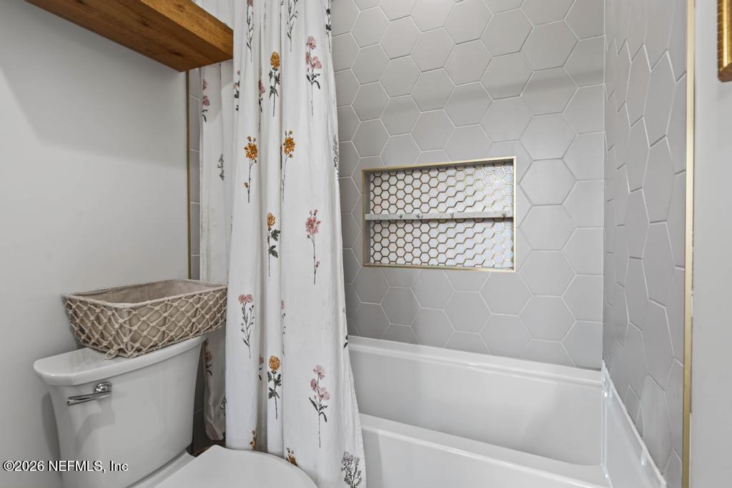 2955 Carroll Corner Road Hilliard, FL 32046 - Photo 78 of 106 a bathroom with a toilet and a bathtub