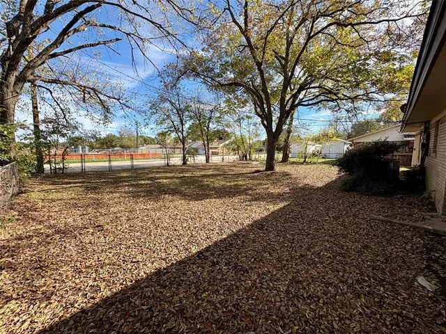 a view of a yard with a house