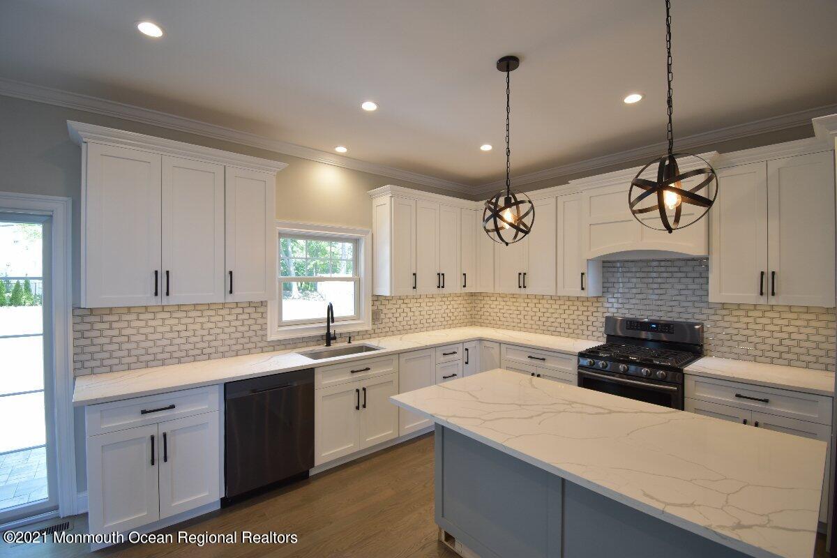 31 Lupine Way Clark, NJ 07066 - Photo 2 of 40 DSC_0466