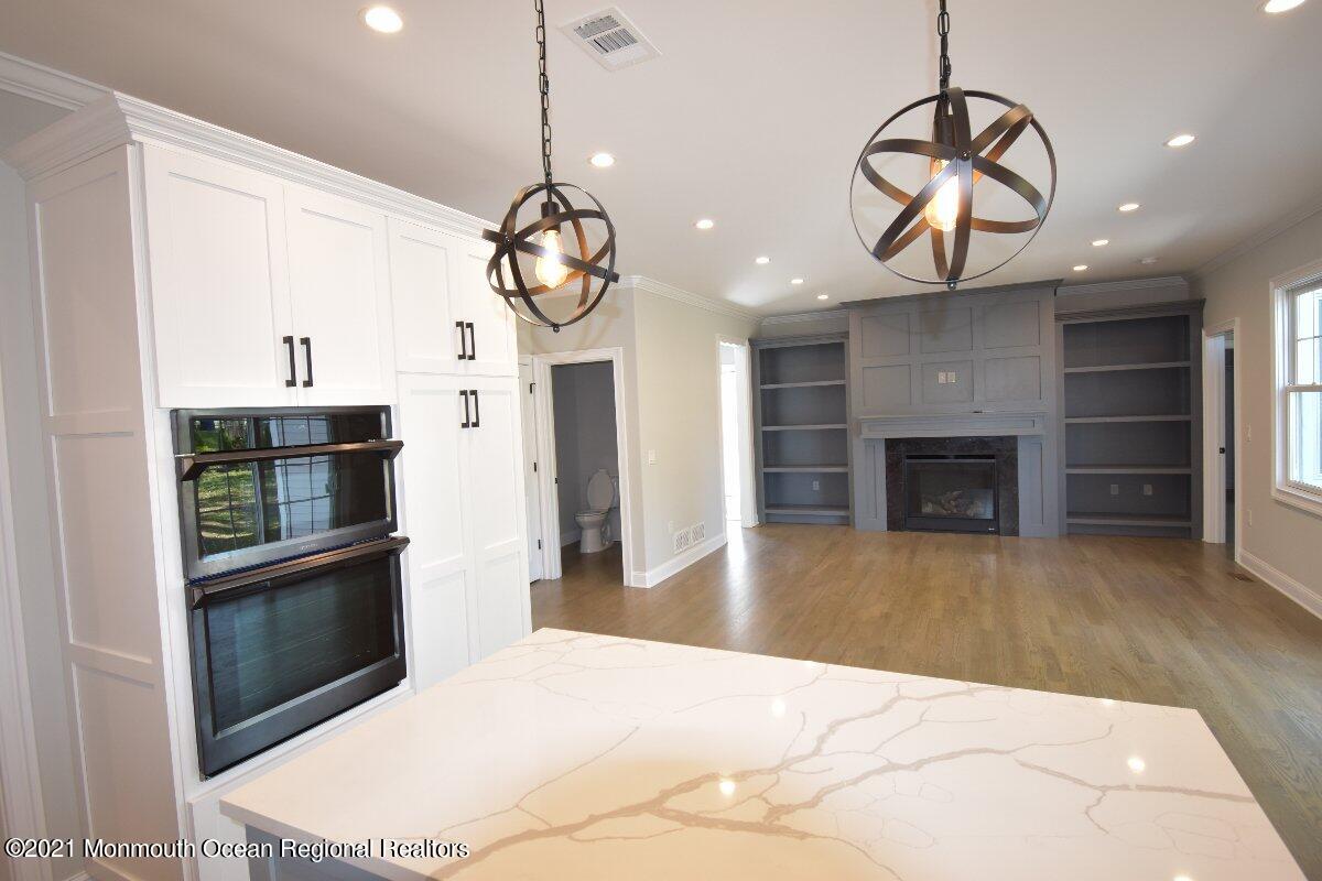 31 Lupine Way Clark, NJ 07066 - Photo 3 of 40 DSC_0476