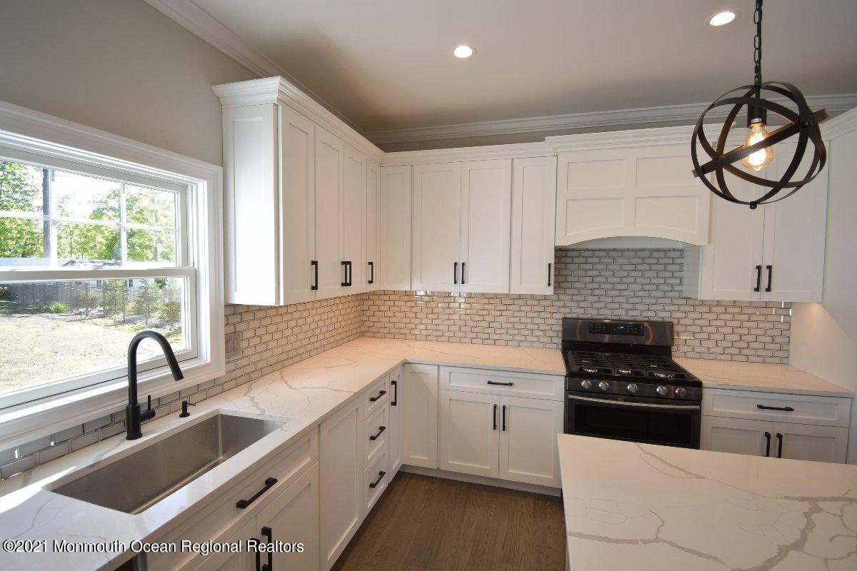 31 Lupine Way Clark, NJ 07066 - Photo 5 of 40 DSC_0261