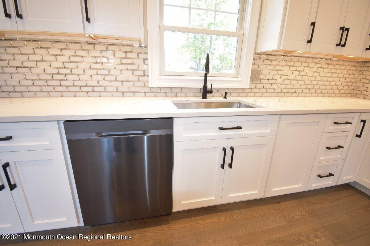 31 Lupine Way Clark, NJ 07066 - Photo 6 of 40 DSC_0471