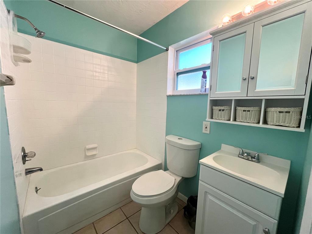 916 Fernald Street Edgewater, FL 32132 - Photo 10 of 27 a bathroom with a toilet sink and bathtub