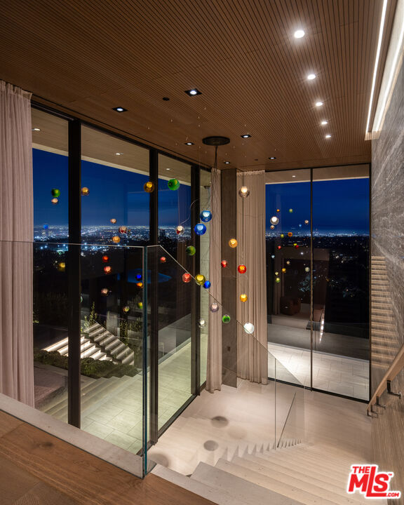 684 Firth Avenue Los Angeles, CA 90049 - Photo 21 of 27 a view of a lobby with gym equipment