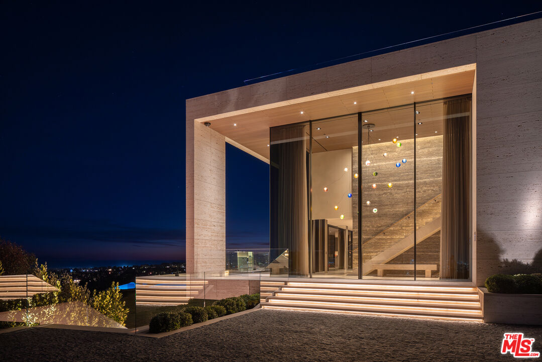 684 Firth Avenue Los Angeles, CA 90049 - Photo 25 of 27 a view of outdoor space