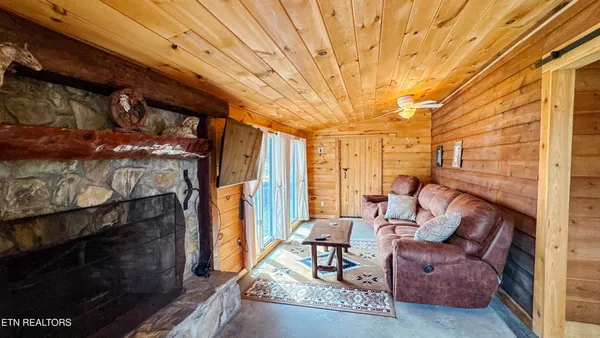 $799,900 | 336 John J Smith Road, Oneida, TN 37841