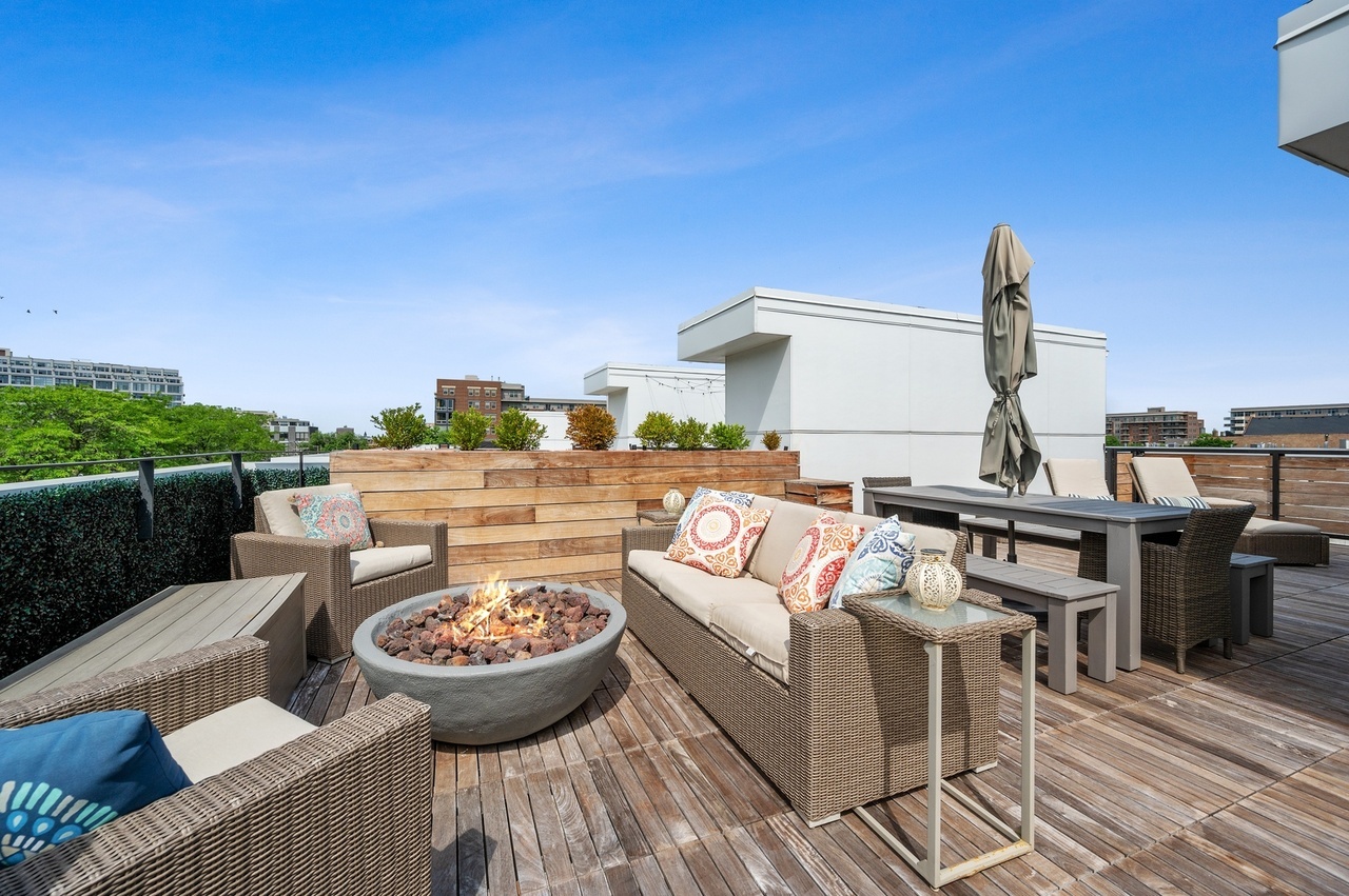 448 West Oak Street Chicago, IL 60610 - Photo 18 of 28 a view of a terrace with furniture