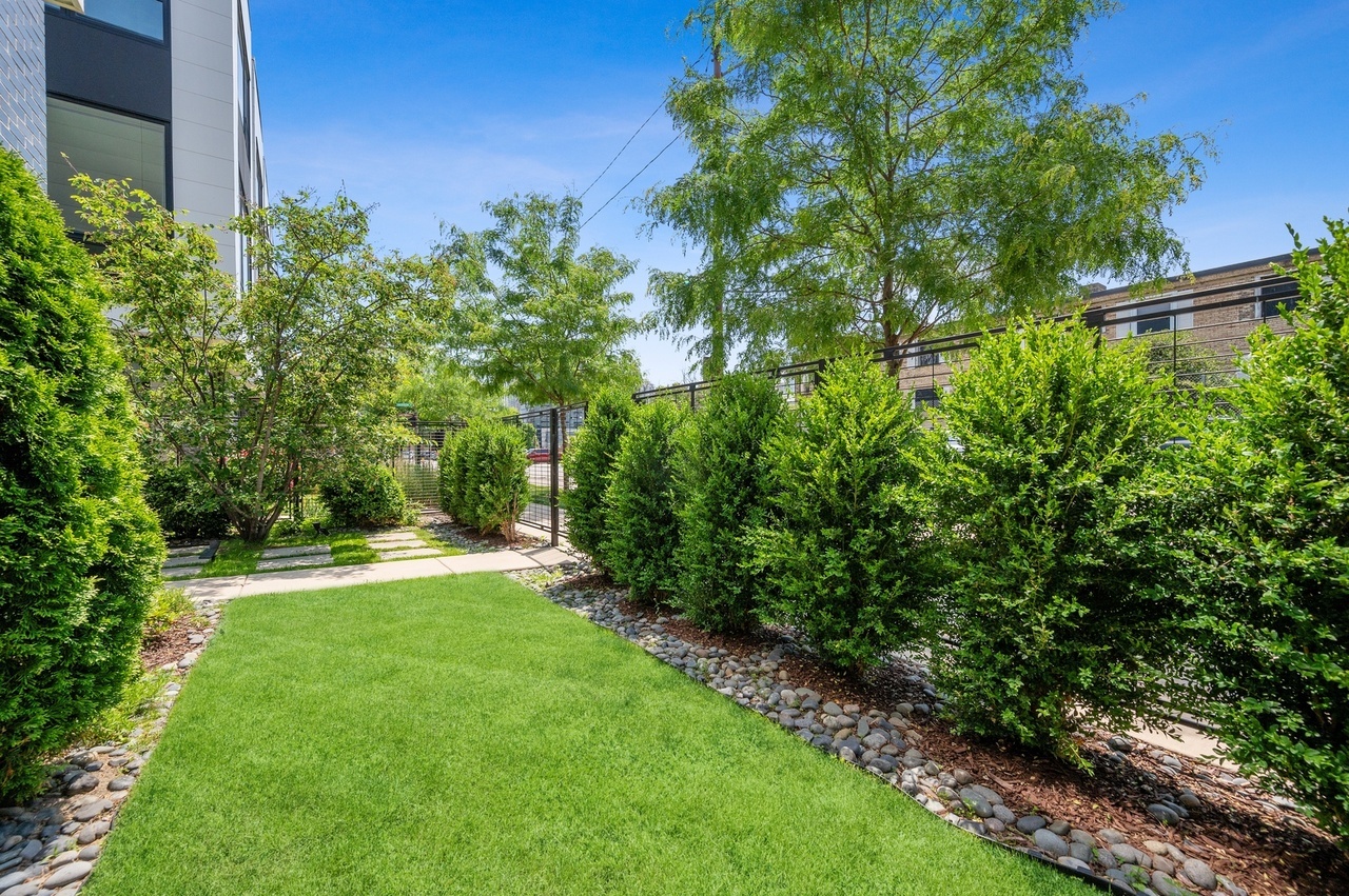 448 West Oak Street Chicago, IL 60610 - Photo 22 of 28 a view of yard with green space