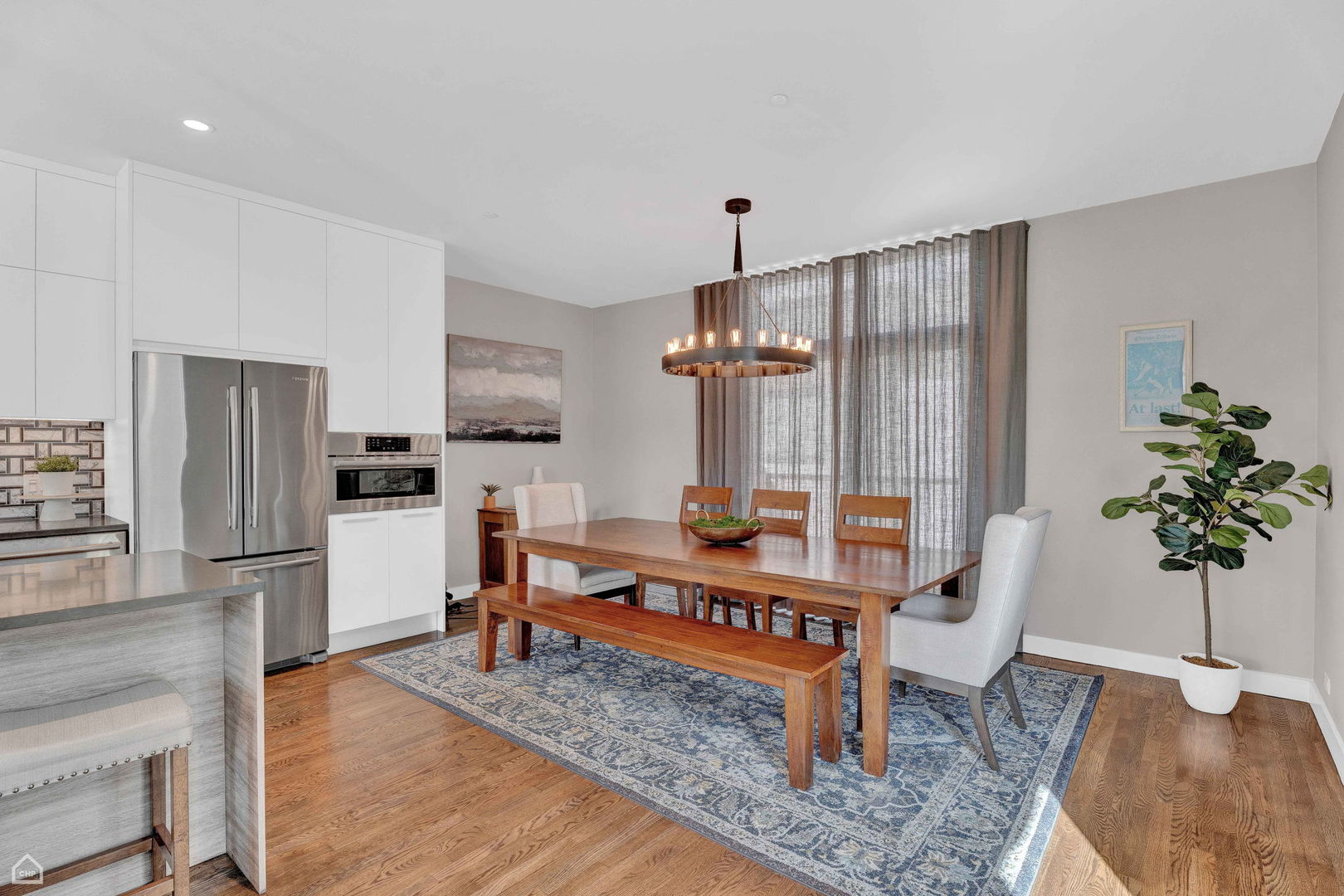 448 West Oak Street Chicago, IL 60610 - Photo 7 of 28 a living room with furniture and a potted plant