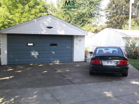 22819 David Eastpointe, MI 48021 - Photo 12 of 12 31012303-11.JPG