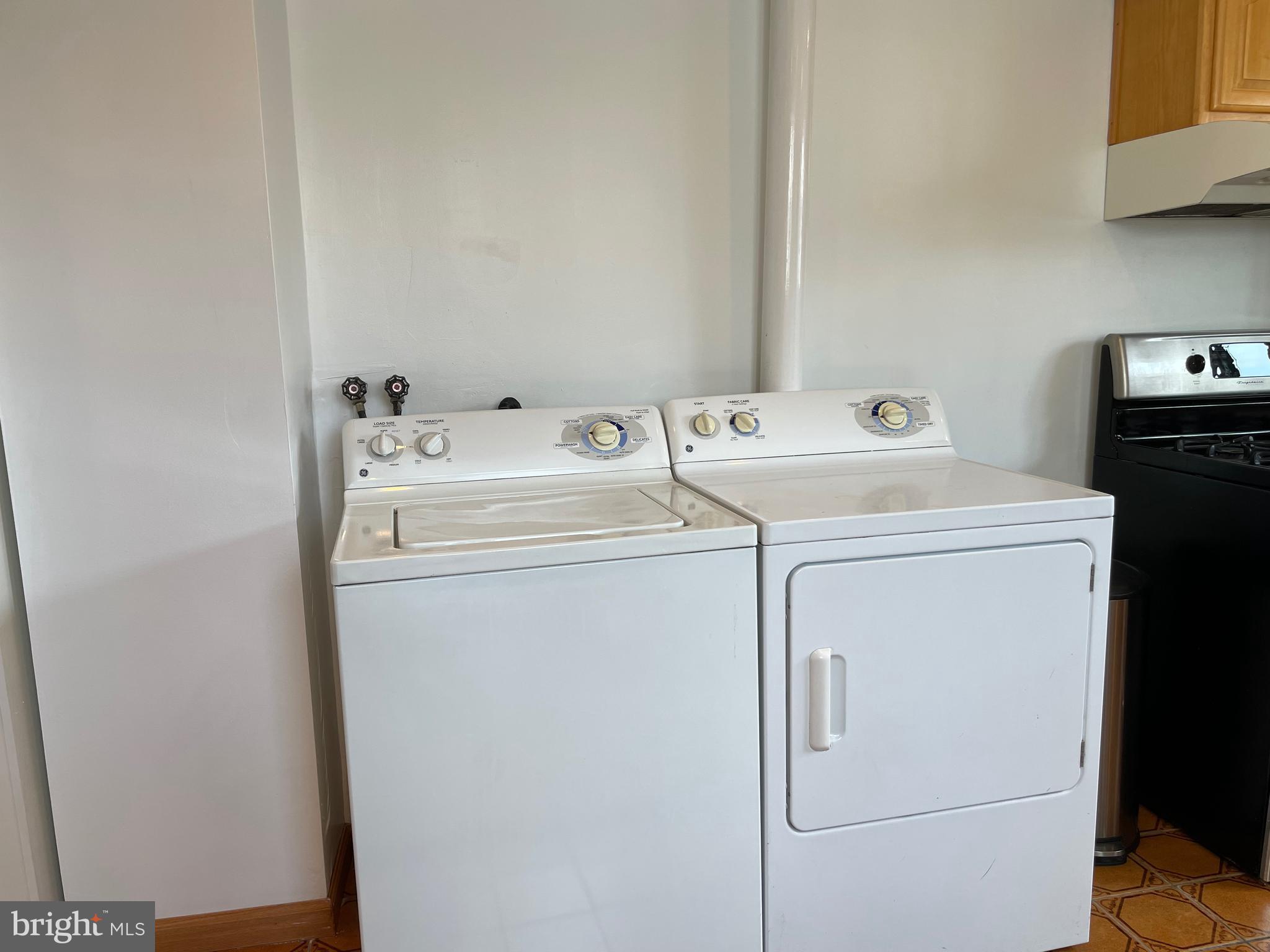 1230 Federal Street Philadelphia, PA 19147 - Photo 4 of 12 a utility room with dryer and washer