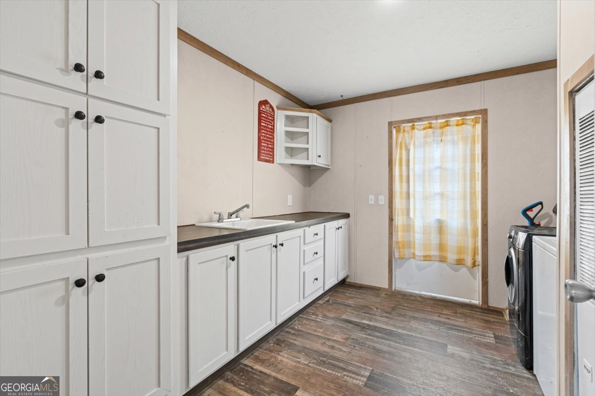 152 Campbell Road Cedartown, GA 30125 - Photo 34 of 42 a spacious bathroom with a granite countertop sink and a mirror