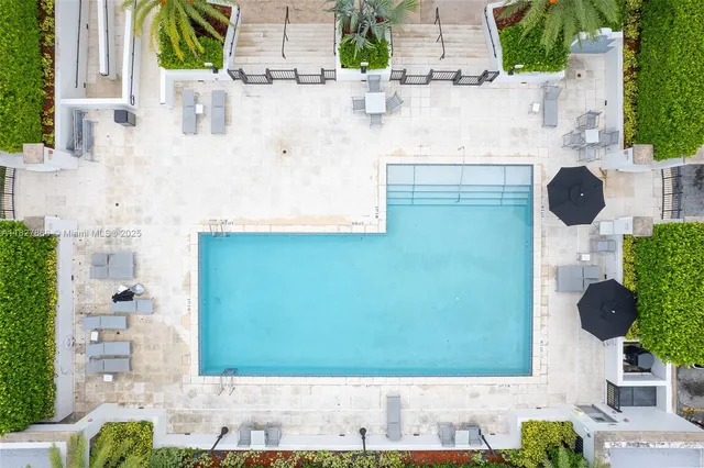 a view of entryway with a yard