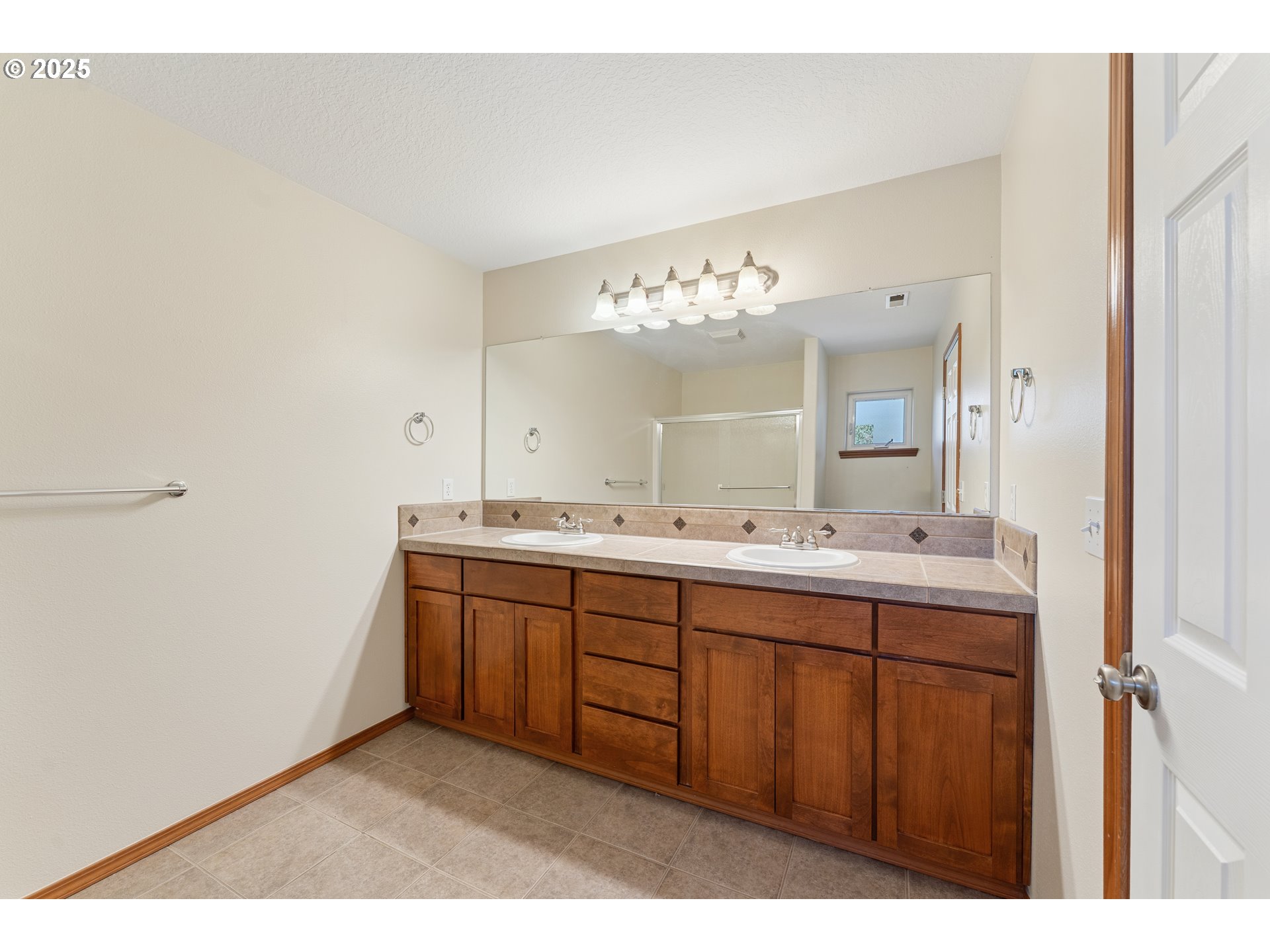 17209 Southeast Stephens Street Portland, OR 97233 - Photo 30 of 47 Owner's Suite Bathroom