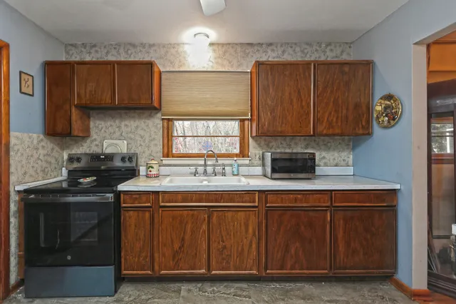 $389,900 | 25 Glen Drive, Ansonia, CT 06401