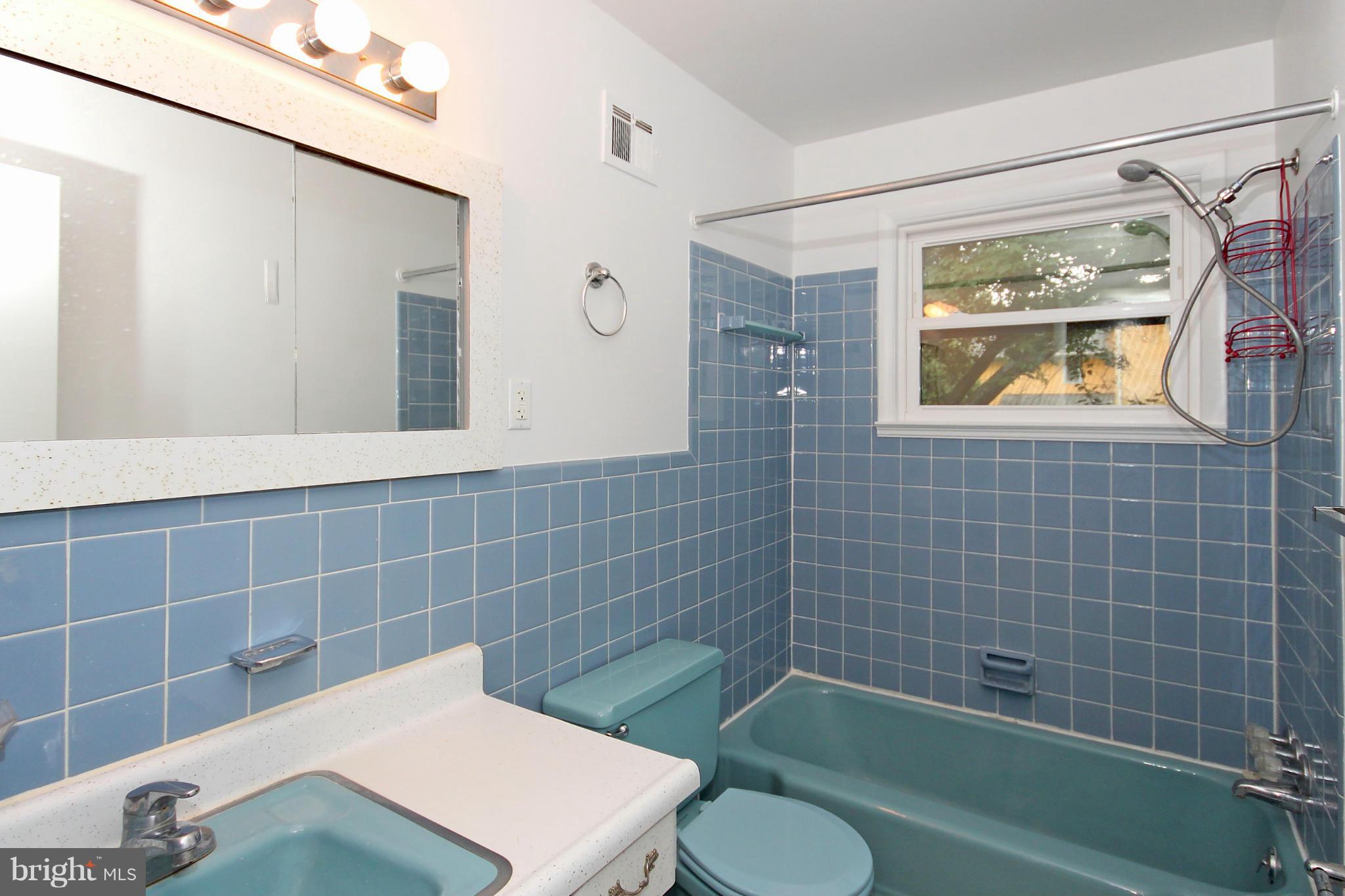 8616 Rayburn Road Bethesda, MD 20817 - Photo 14 of 24 upper level hall bath