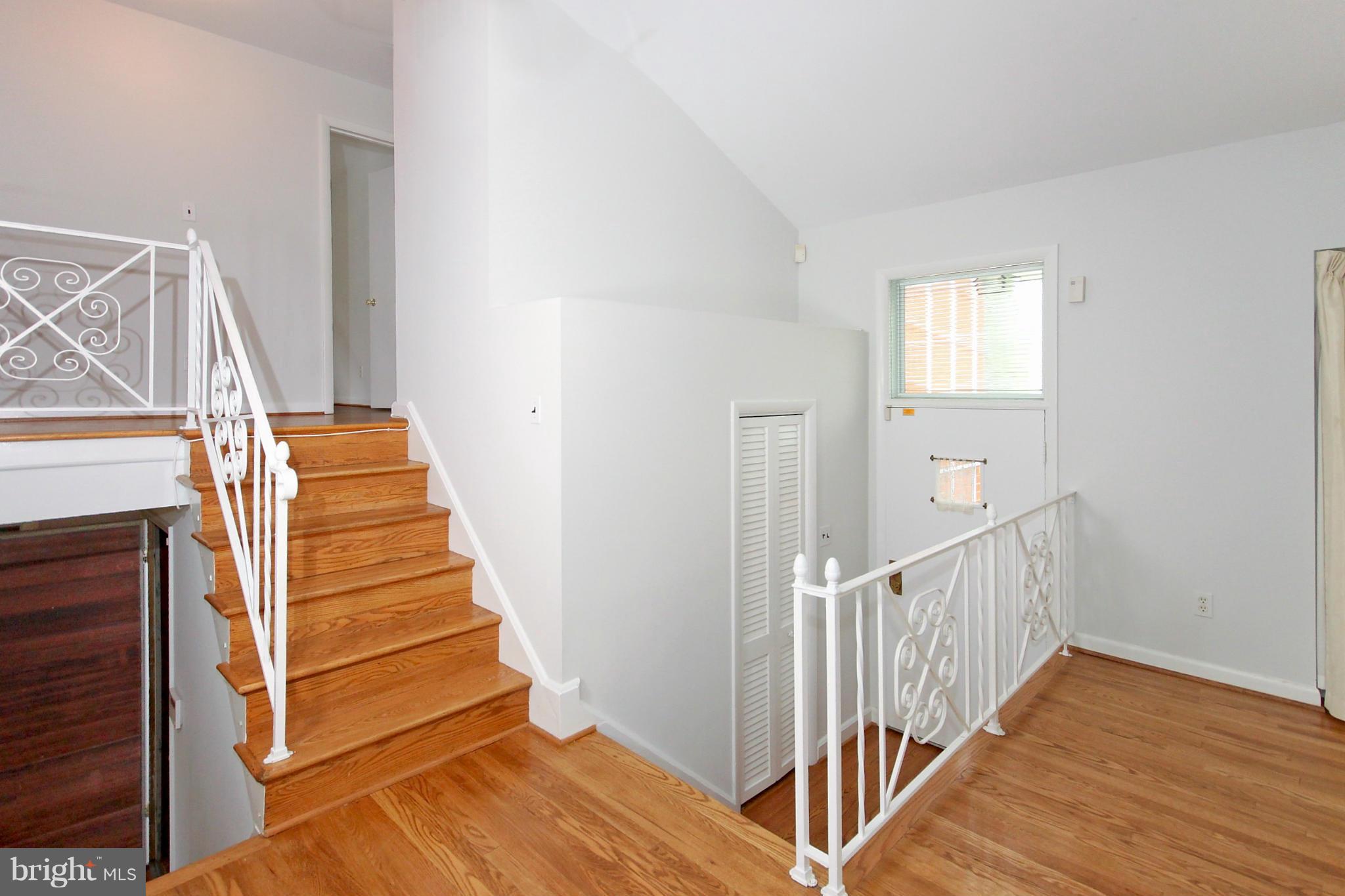 8616 Rayburn Road Bethesda, MD 20817 - Photo 3 of 24 Entry
