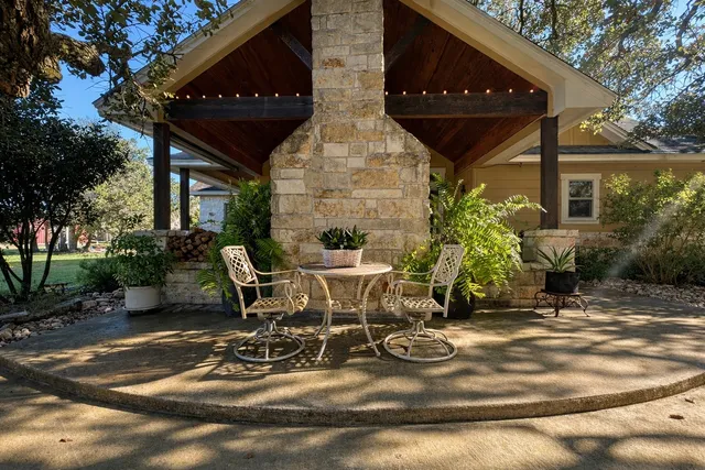 $530,000 | 266 Stone Oak Drive, Inez, TX 77968