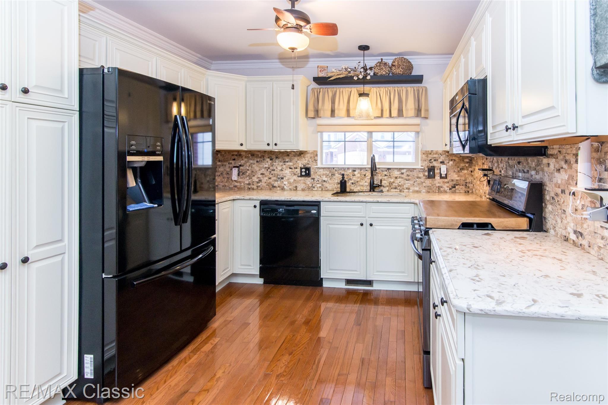 4655 Summer Ridge Drive, Unit 17 Howell, MI 48843 - Photo 2 of 34 This Stunning 4 bedroom condo has been lovingly remodeled.