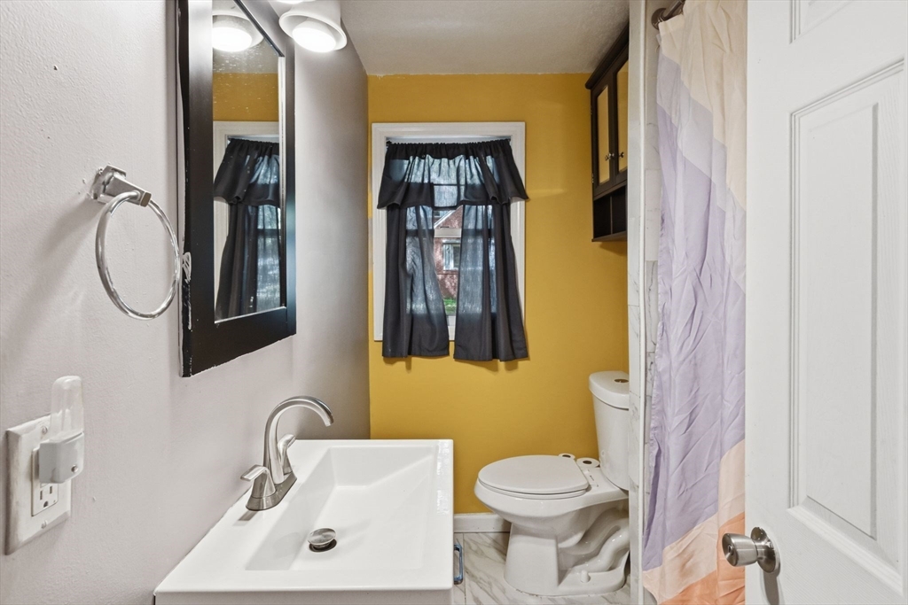 881 Roosevelt Avenue Springfield, MA 01109 - Photo 16 of 35