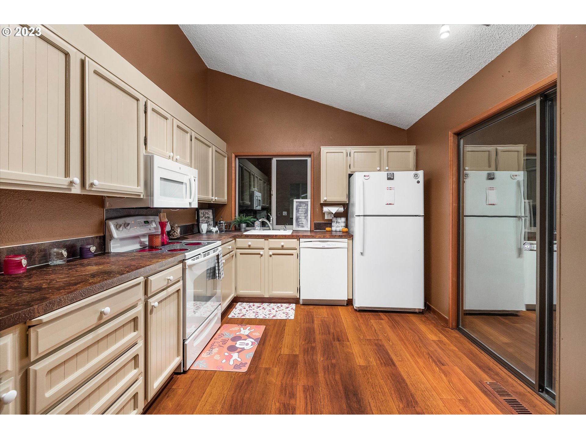10038 Southwest Quail Post Road Portland, OR 97219 - Photo 11 of 41 Gallery Image 11