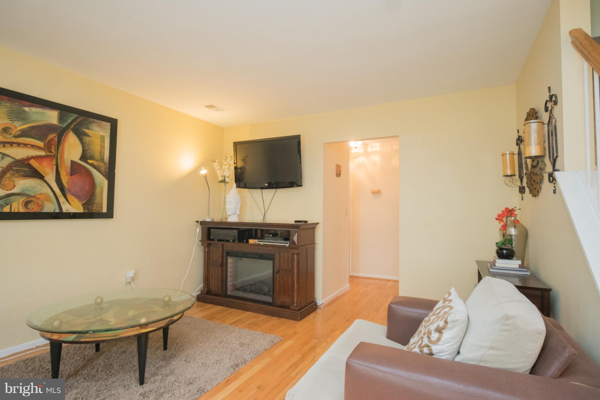 9501 Snead Court, Unit 100 Laurel, MD 20708 - Photo 5 of 26 Living Room