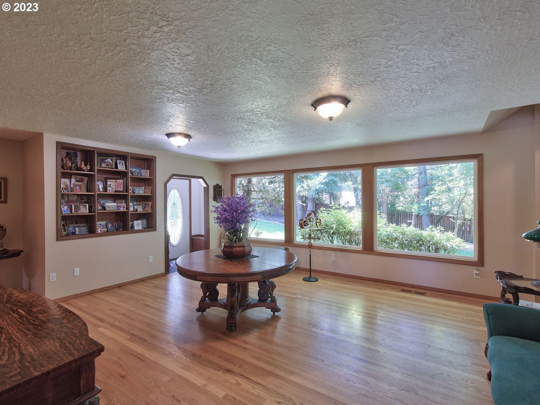 12773 South Union Hall Road Canby, OR 97013 - Photo 19 of 47 a living room with furniture and a wooden floor